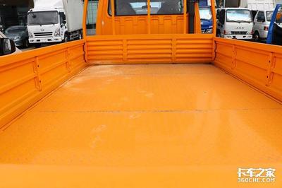 霸鈴V6配小8擋變速箱，雙聯(lián)屏科技助力，讓爬坡更從容